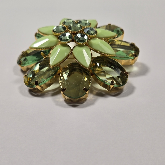 Gold Tone Trim Light Green Floral Glass Crystal Brooch - Picture 16 of 16